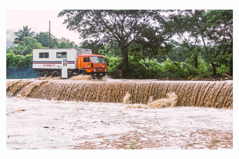 Río Mayarí en una pequeña crecida - Puente de Barrio
