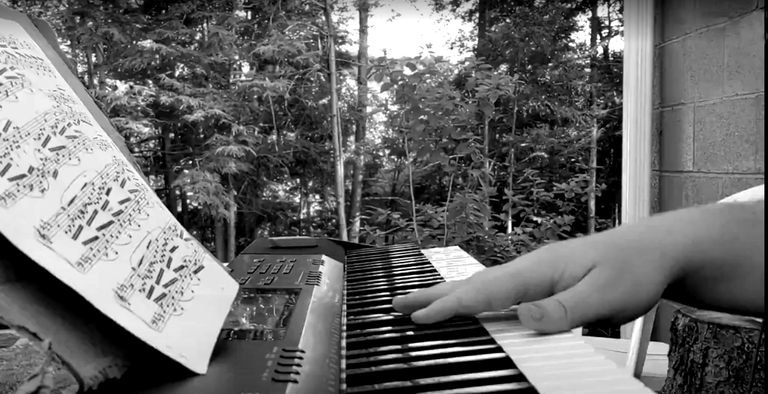 piano_outdoors_bw_v2.png