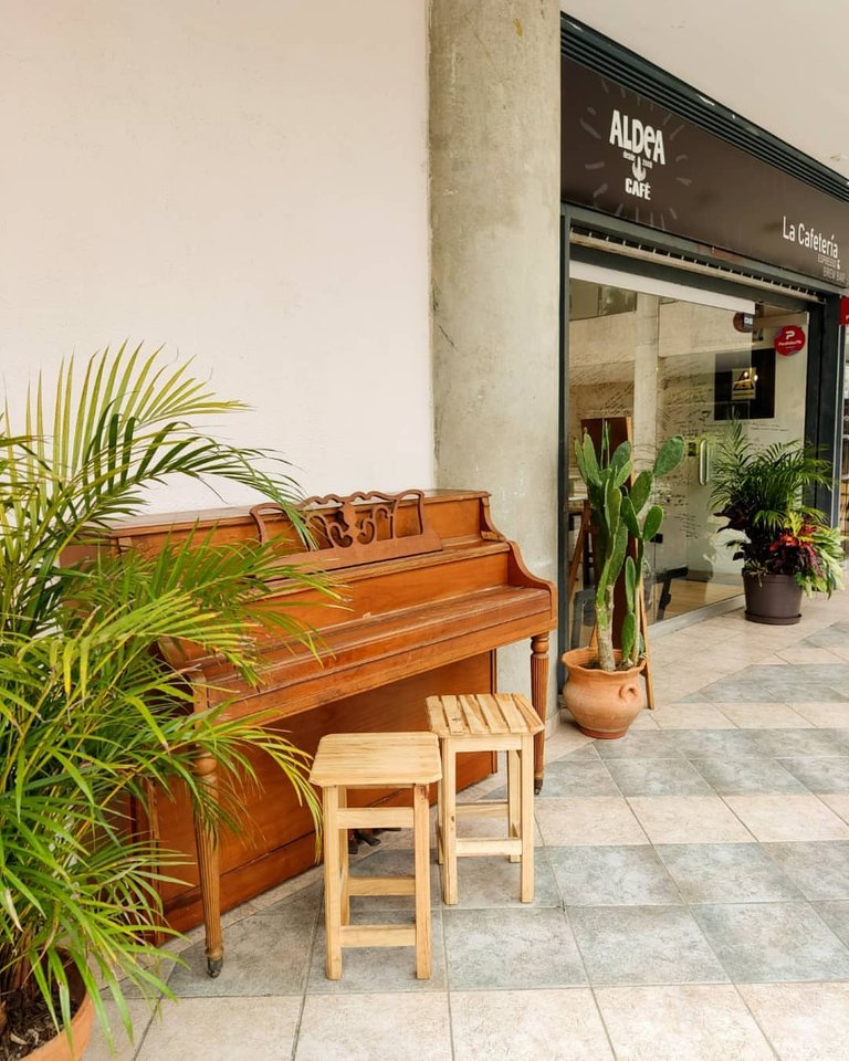 aldea_cafe_piano.jpg