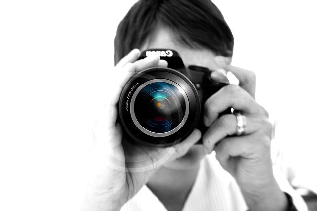 [Source] (https://pixabay.com/photos/photographer-camera-lens-67127/)