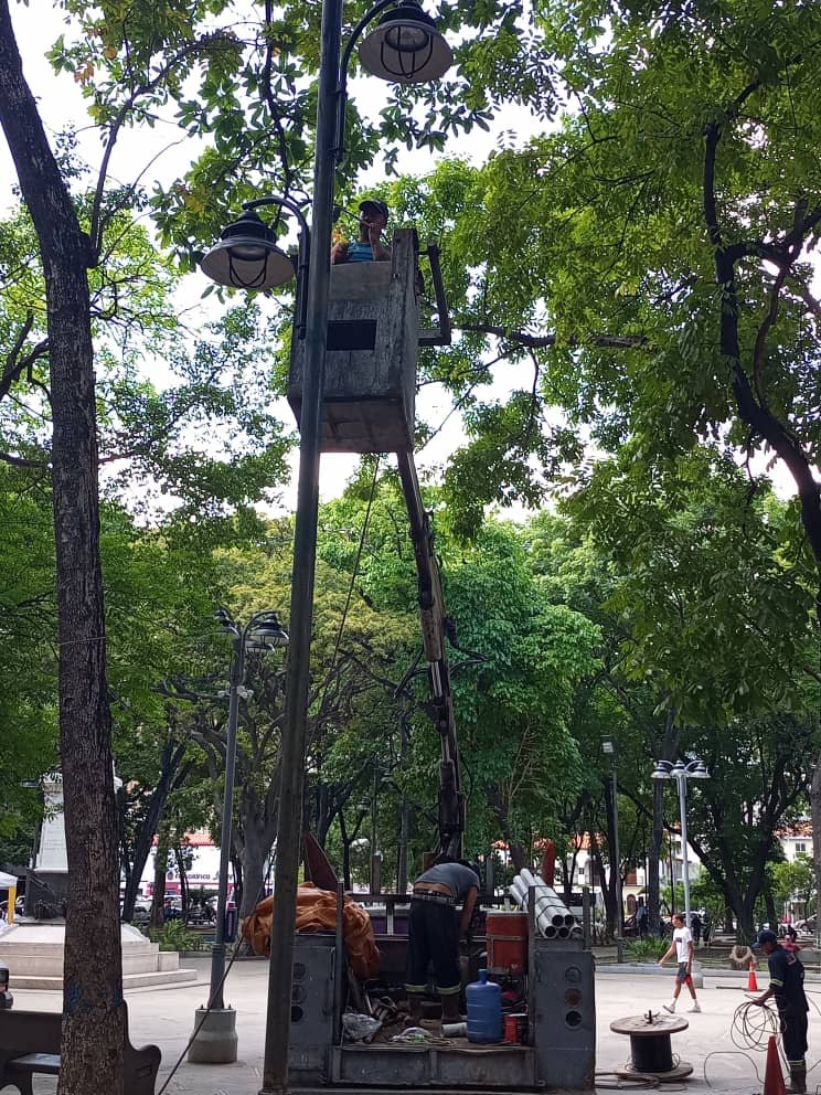📸 PhotoFeed Contest - Street Photography Round 125. Repair of light headlights. EN/ESP.