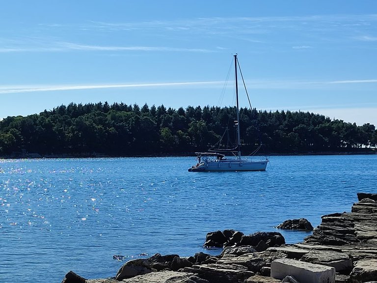 sailing_boat_in_kastanija.jpg