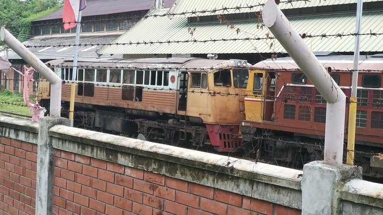 makaasak_train_grave_yard_bangkok_streets_august_2020_417.jpg