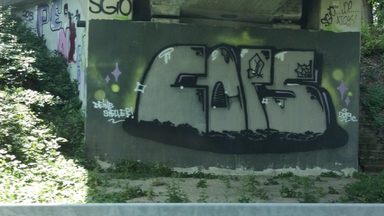 Graffiti an einer Autobahn Brücke 