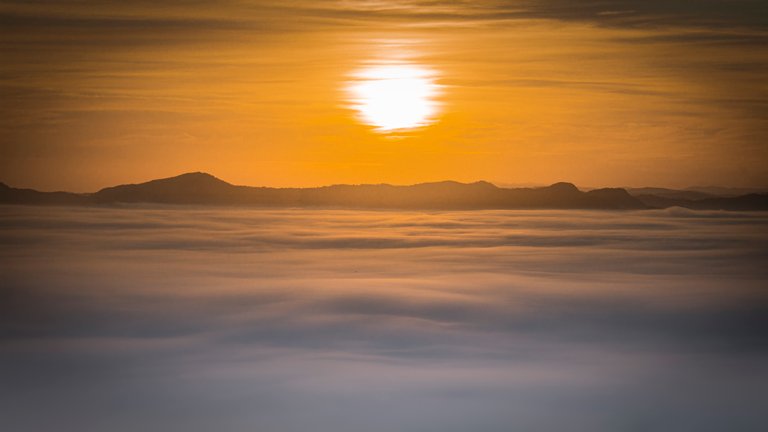 Amanecer en las lomas de San Benito y el valle inundado en una densa neblina