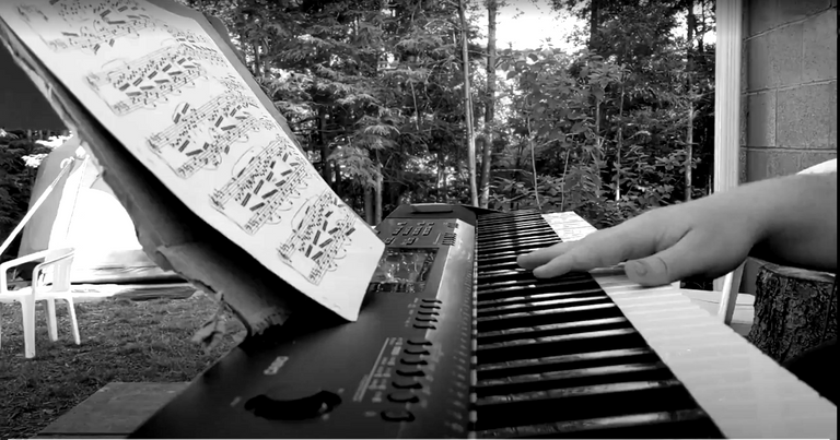 piano_outdoors_bw2.png