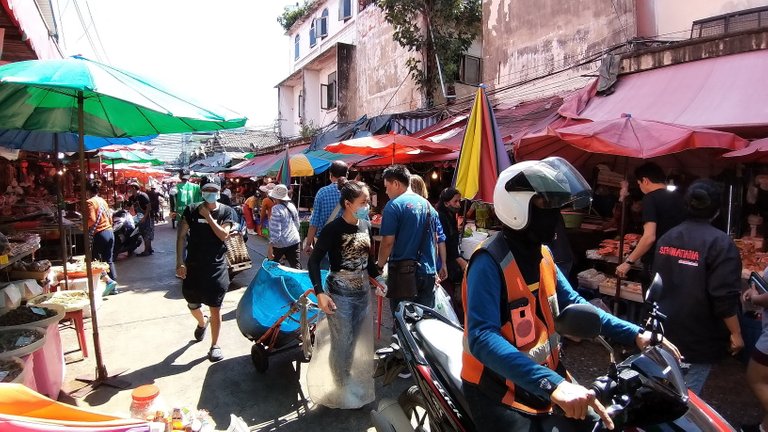 khlong_toey_slum_khlong_toey_markets_august_2020_samsung_a_325.jpg