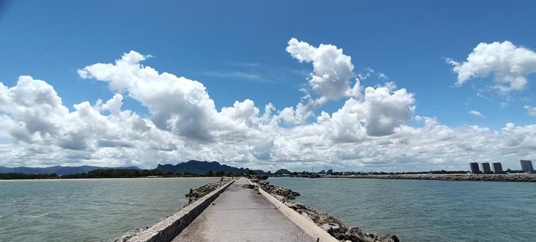 cha_am_pier_clouds.jpg