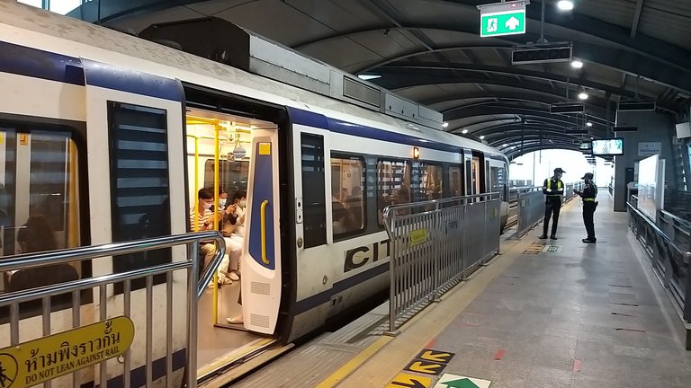 makaasak_train_grave_yard_bangkok_streets_august_2020_141.jpg