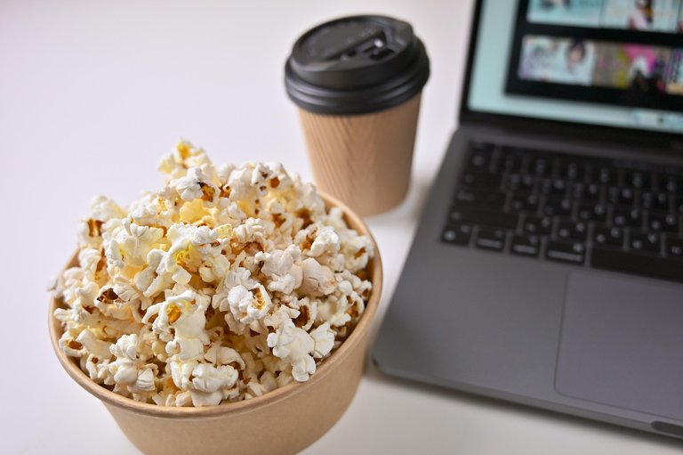 https://pixabay.com/photos/popcorn-snack-movie-internet-6852316/