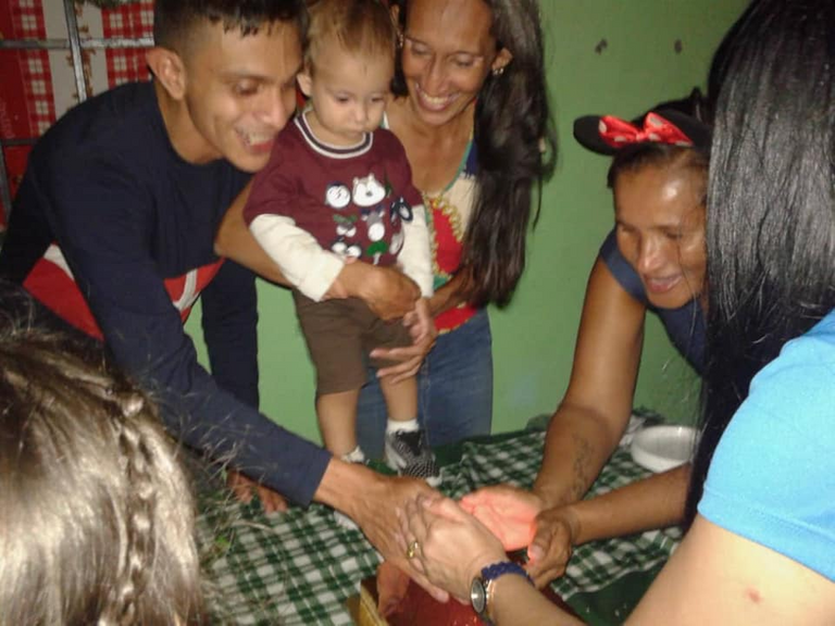 Mi hijo, mi esposa, mi cuñada y los invitados cantando cumpleaños