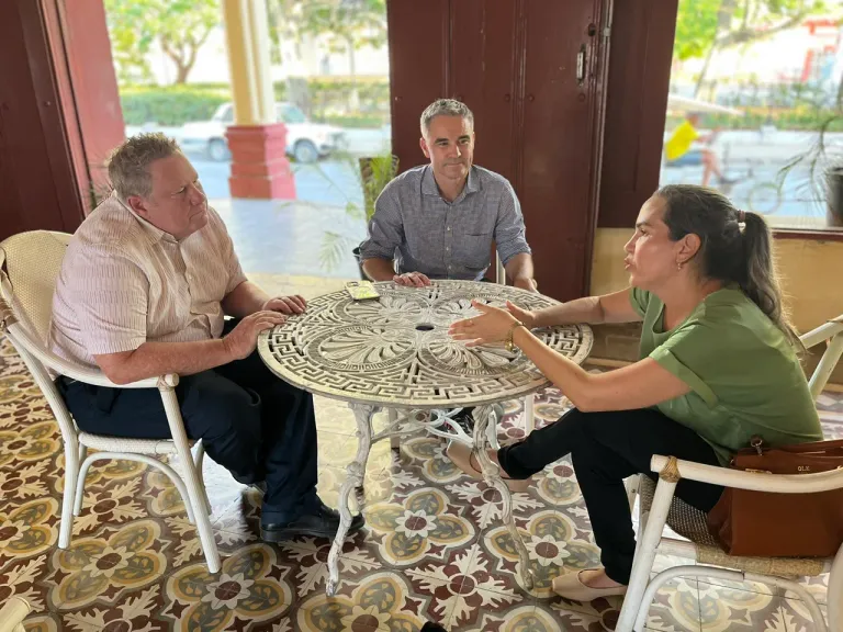 Hammer, to the left, talking with a Cuban female entrepeneur.