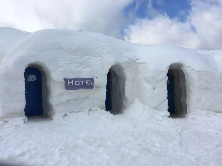 Hotel bajo la nieve