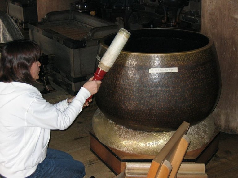 Rin_gong_at_Kiyomizu-dera,_Kyoto.JPG