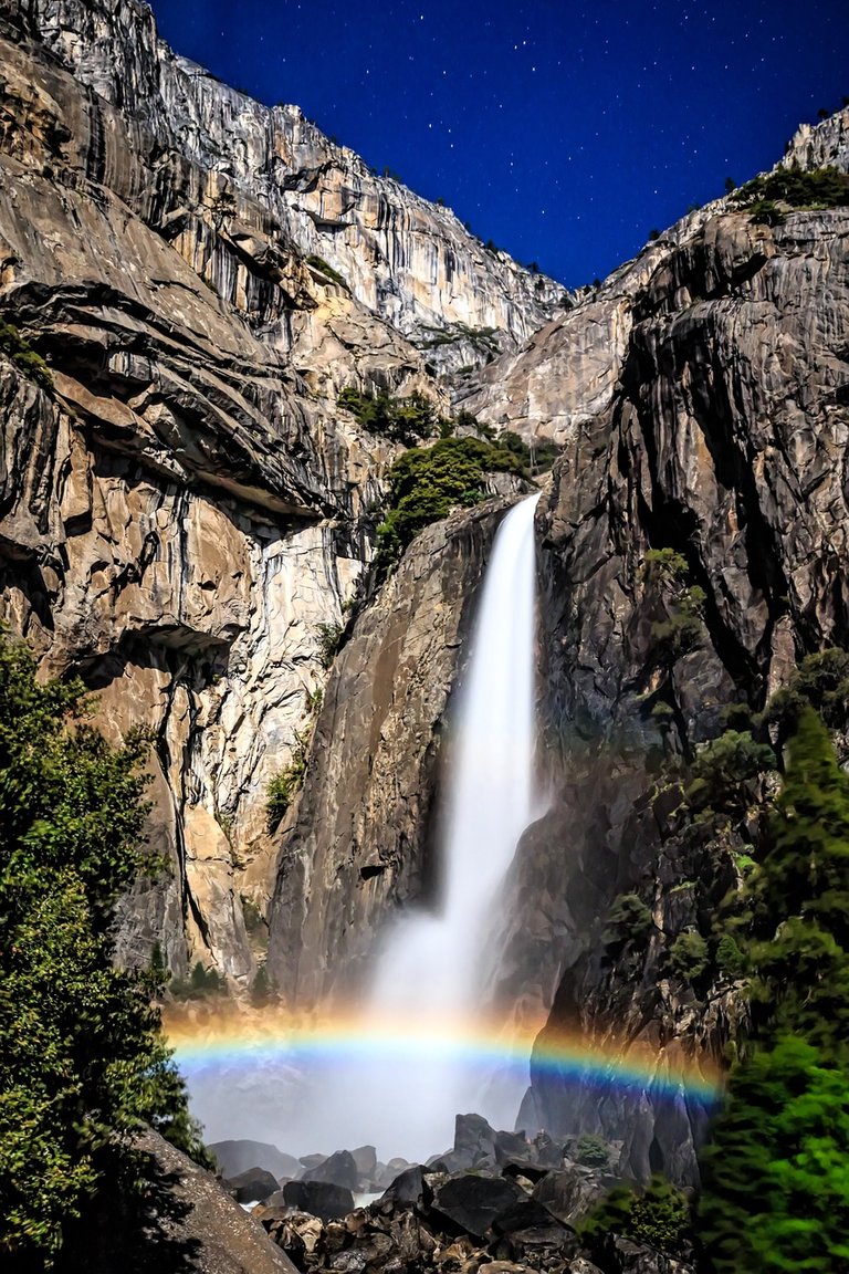 moonbow-4788088_1280.jpg
