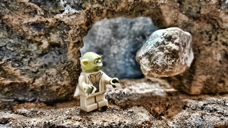 172809_Jedi_Yoda_Moment_stone_levitation.jpg