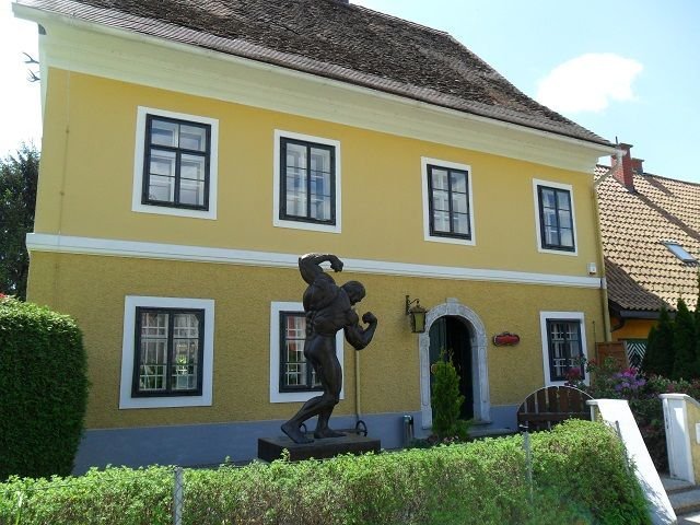 schwarzenengger.museum.JPG