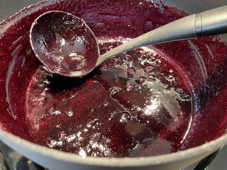 foodiesbeehive-blueberry-jam-2.jpg