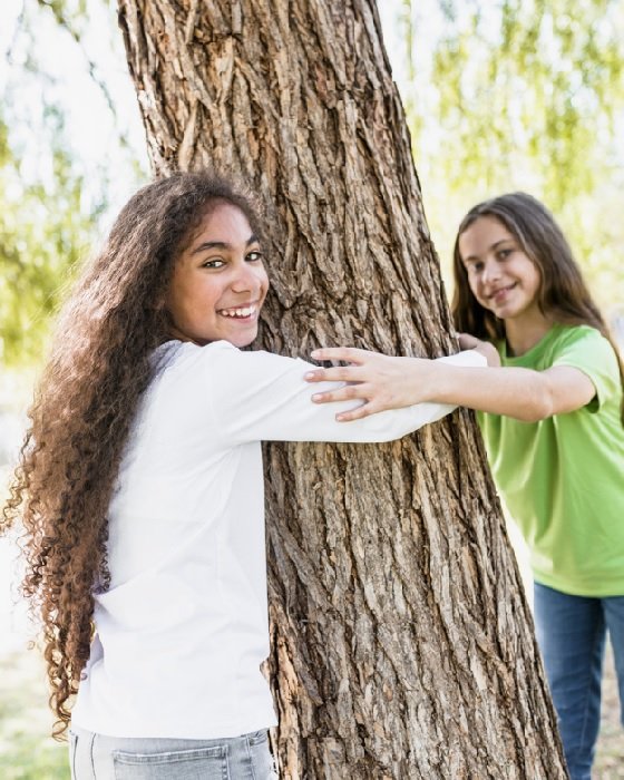 niñas abrazando arbol.jpg