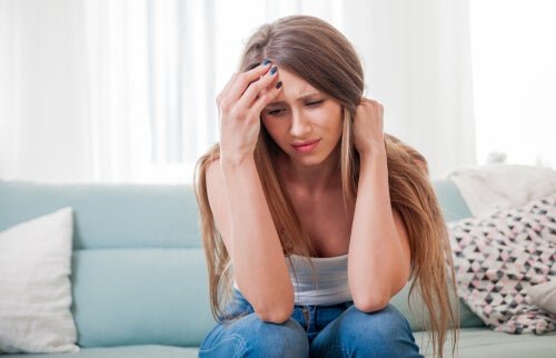 mujer-fingiendo-dolor-cabeza.jpg
