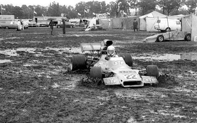 formula1mudstuckcar.jpg