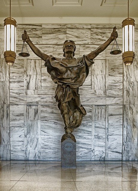 figure-of-justice-237109_640.jpg