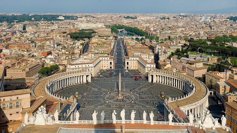 St_Peter's_Square,_Vatican_City_-_April_2007.jpg