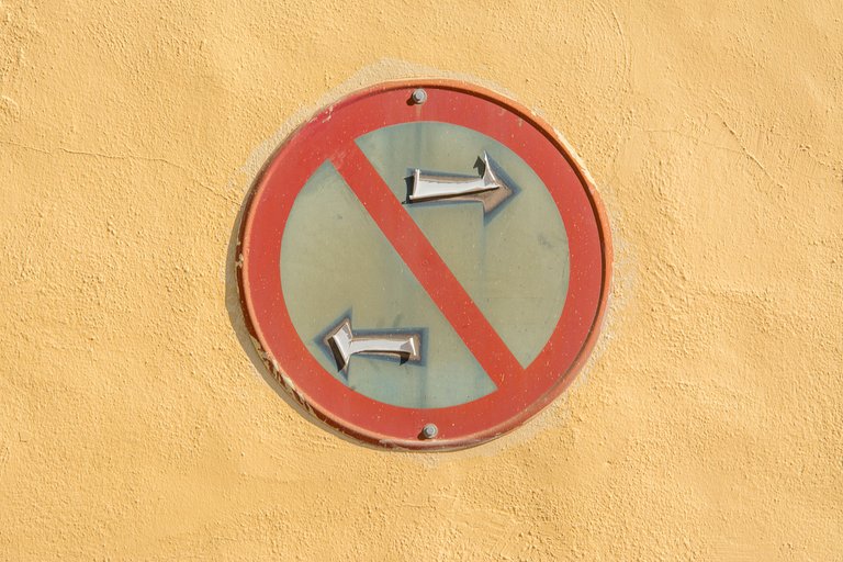 Es necesario adaptar las normas sociales a los tiempos./It is necessary to change the rules of society with time.[ESP-ENG] 