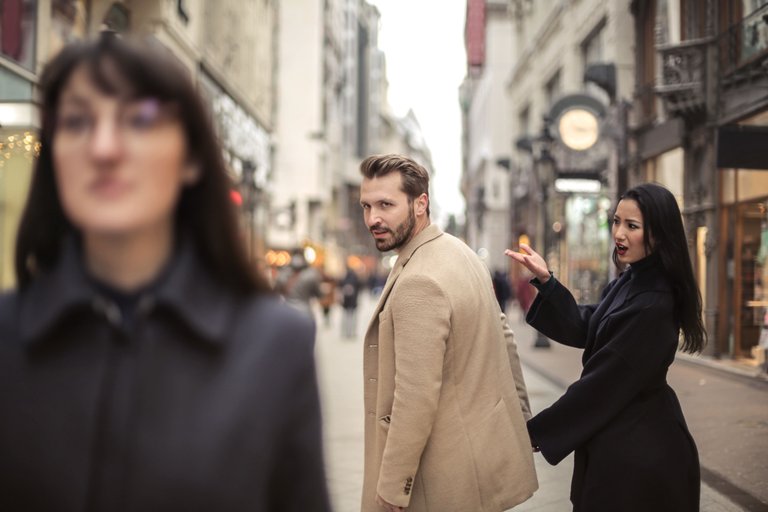Una tercera persona en una relación nunca es buena./A third person in a relationship is never good.[ESP-ENG]