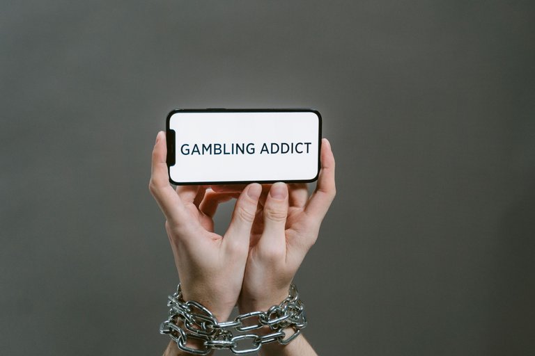 Are we slowly forgetting real life in the crowd of smartphones?