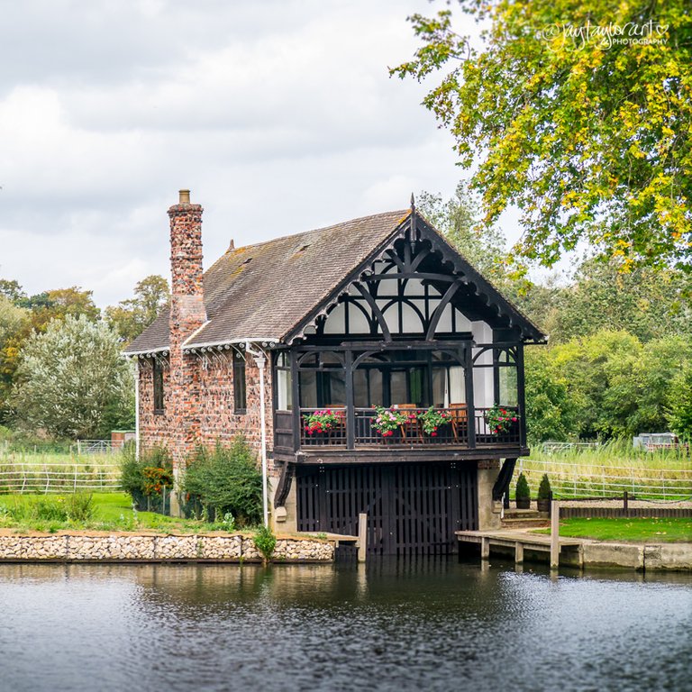 shillingfordbridgeboathouse800.jpg