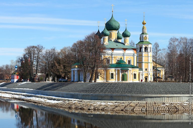 Угличский кремль Спасо-Преображенский собор и Церковь царевича Дмитрия на Крови