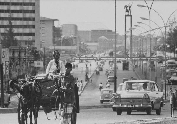 Djakarta's+main+avenue,+busy+with+traffic.jpg