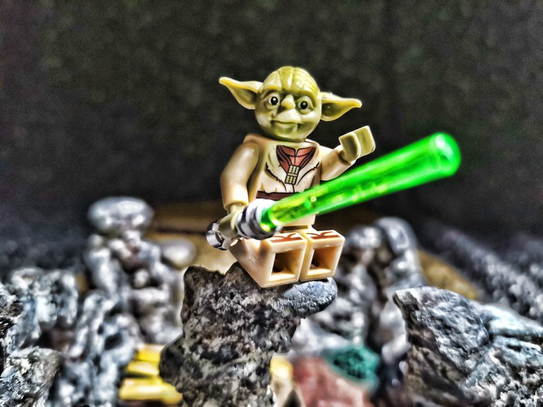 Yoda_on_the_ruins.jpg