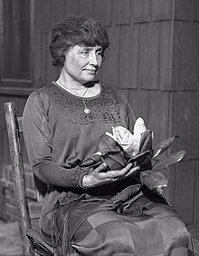 Helen_Keller_circa_1920_-_restored.jpg