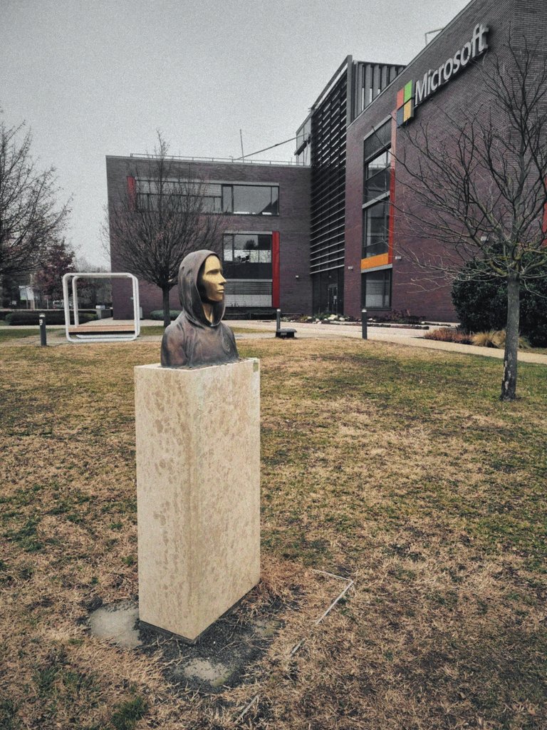 This is the world's first Bitcoin monument, statue, tribute to Satoshi Nakamoto, errected in Budapest, Hungary in 2021 in front of Microsoft 🤩 (Photo gallery)