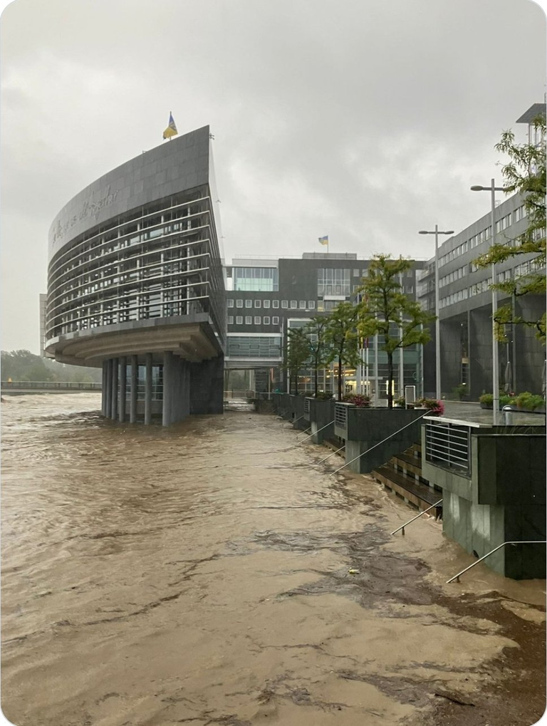 St. Pölten in Lower Austria much more affected by flooding than Vienna. Black Hawk helicopters were assigned to drop big bags.