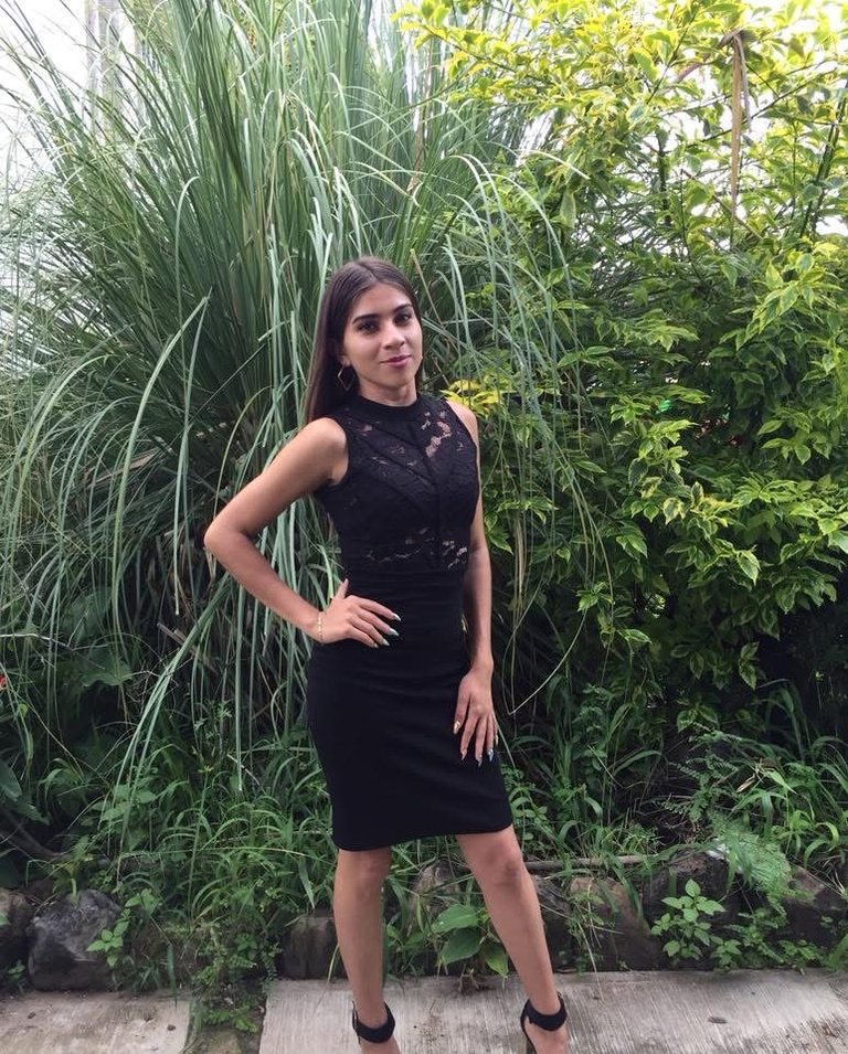 A Little Black Dress and a Touch of Nature 🖤🌿
