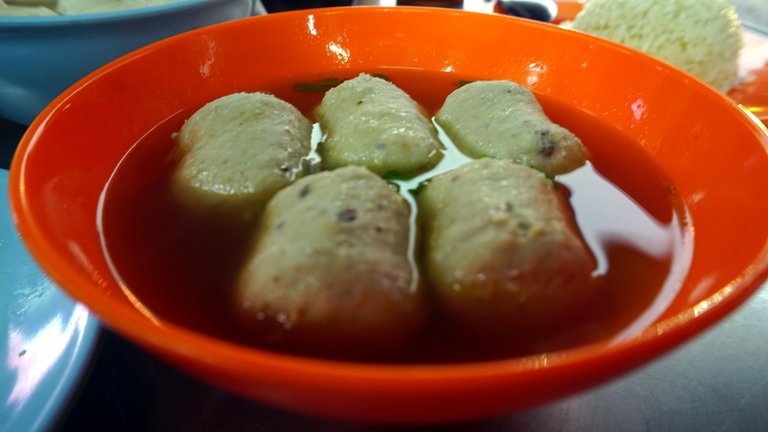 We ordered fish balls (errr, I missed getting shots of it! You can see it in the topmost photo) and pork balls - these were firm, with a solid bite to them!