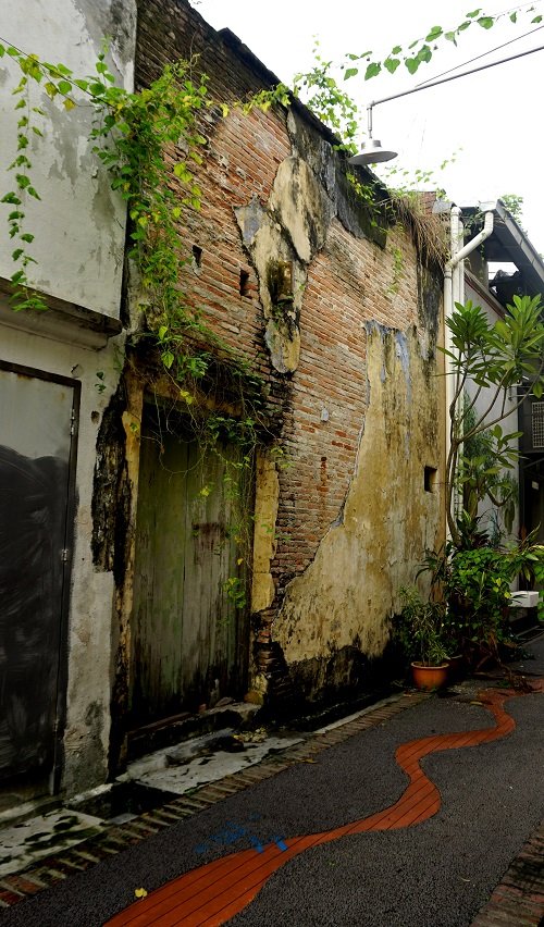 Ohhhh, great character! Isn’t this what attracts photographers and creative minds... cracked plaster and aged walls, raw brick, wild vines, a mysterious door thrown in for good measure too! Notice the wavy strip on the ground...?