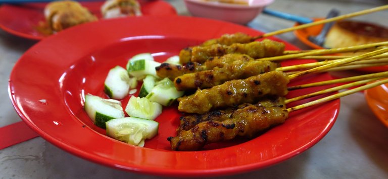Surprisingly, a Chinese stall was selling Satay in the day time! 