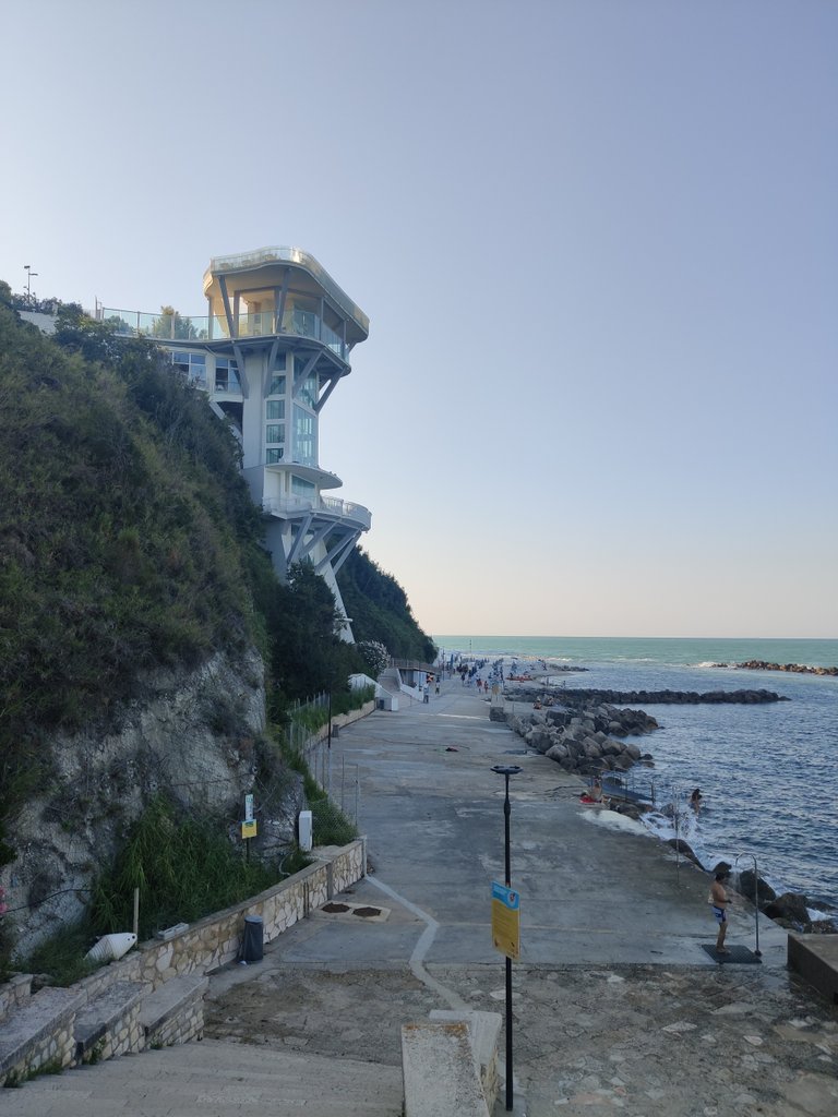 The elevator on the promenade