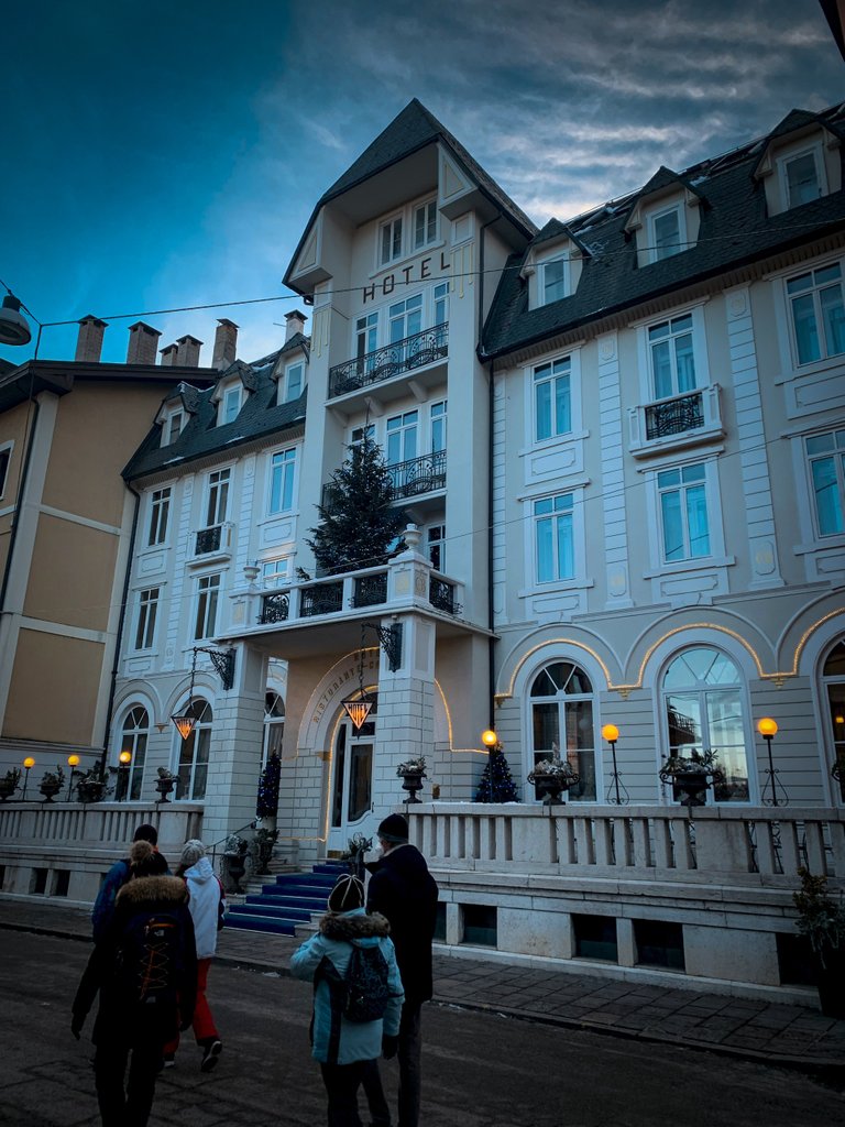 Ho poi proseguito lungo la strada principale con i suoi negozi e hotel...