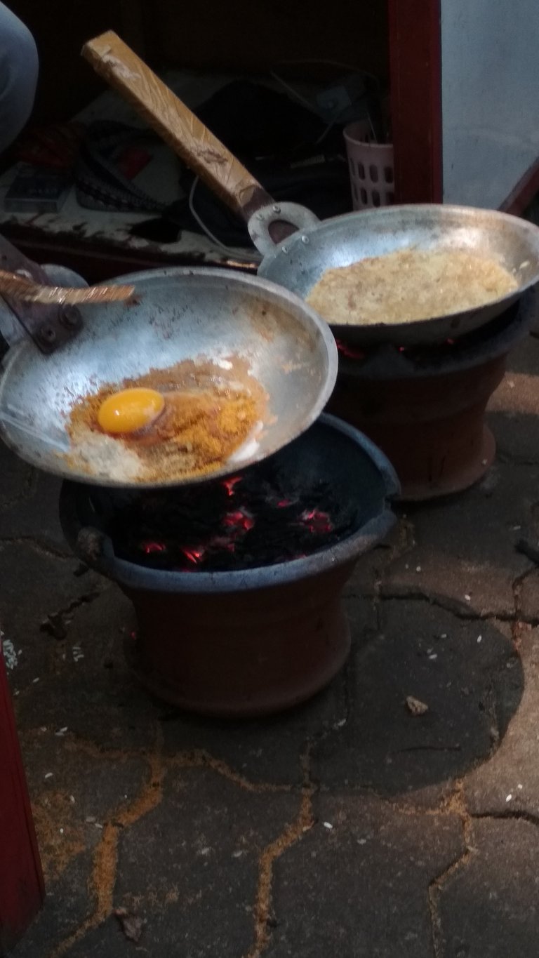 egg crust, a Jakarta specialty food