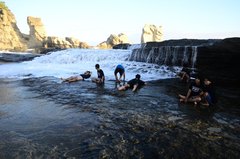 Moments of togetherness while bathing on the beach 