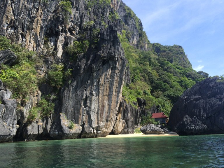 Hut on the beach is always ice to see. Even thought this is in a lagoon where boat do not come.