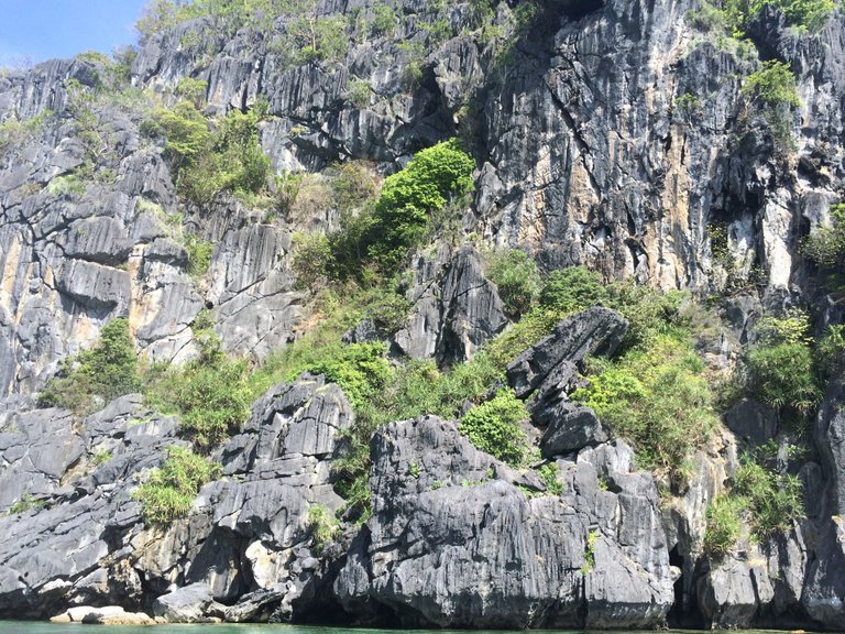 The rock wall of black rocks.