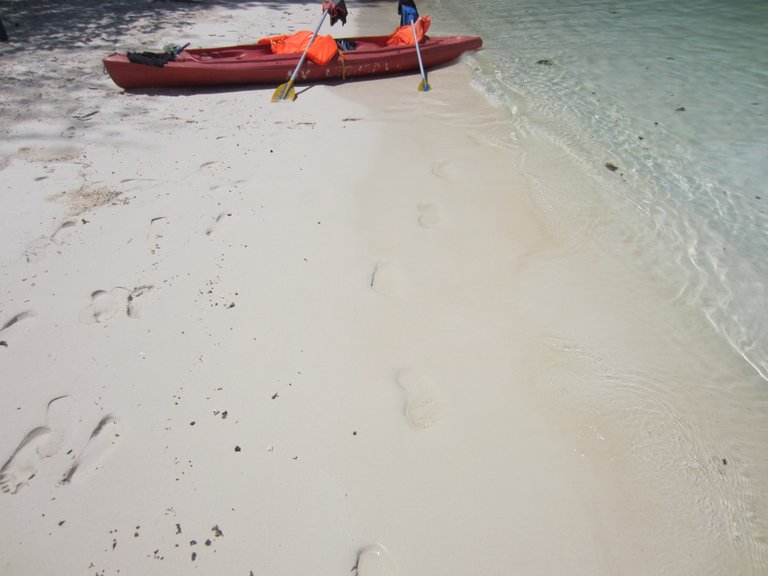 We touch land and get unpacked for the lunch time pick nick on the beach is about to commence.