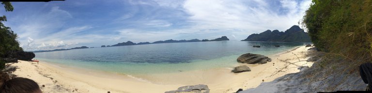 Panoramic look around the beach.