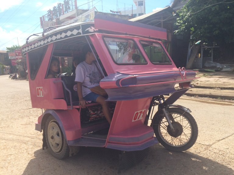 Looks like we are not the only ones to be riding around in the Jeepneys towards town.